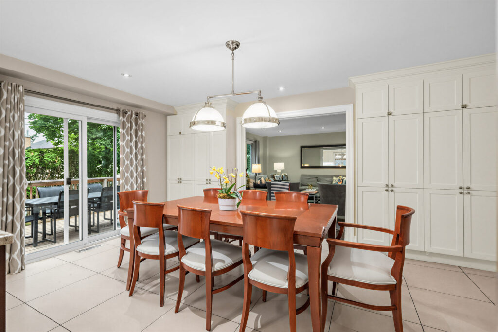 A dining room opening onto the garden through full-height doors
